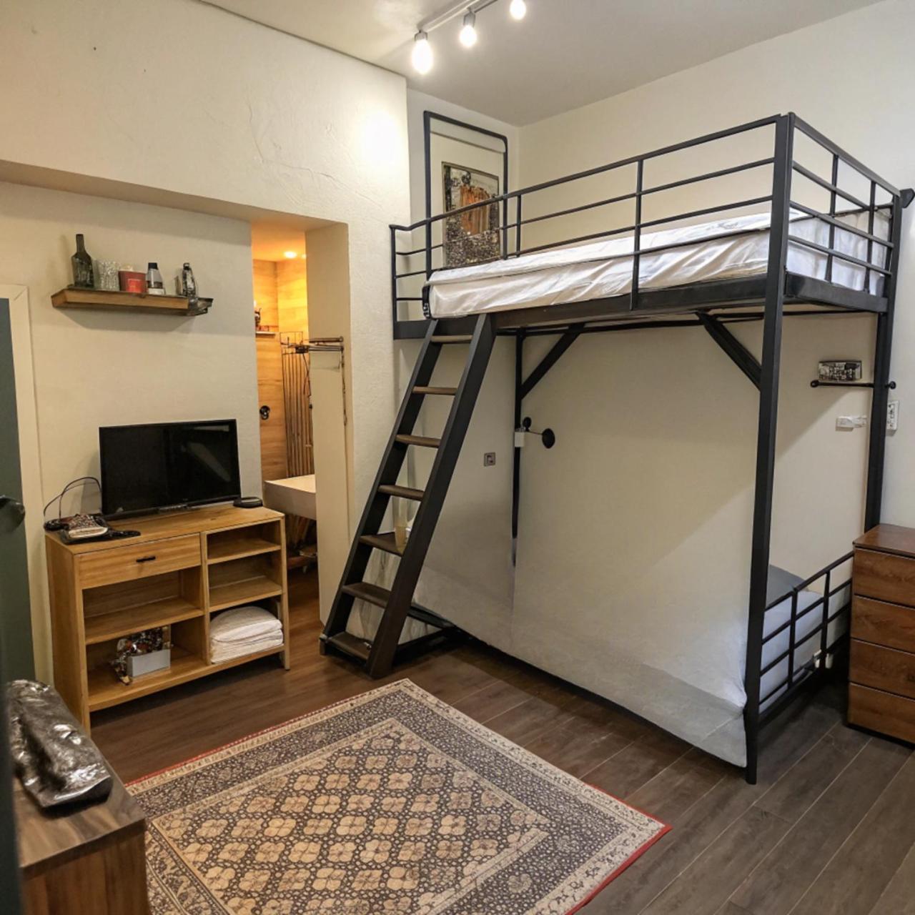 逢甲柏斯青年旅棧 Apartment Тайджун Екстериор снимка